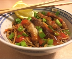 Chinesisch Gebratene Nudeln mit Huhn und Gemüse