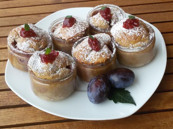 Kuchen / Dessert im Glas mit Obst der Saison