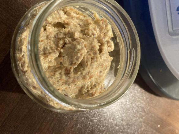 Pesto mit Ziegenfrischkäse und Nüssen