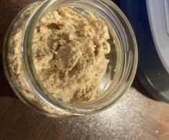 Pesto mit Ziegenfrischkäse und Nüssen