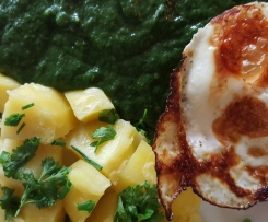 Variation von Rahmspinat aus frischem Spinat mit Kartoffeln und Spiegelei