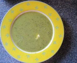 Variation von Bärlauchsuppe mit Kartoffeln