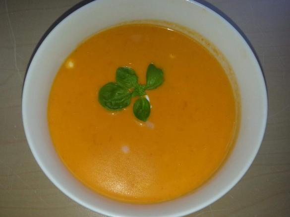 Tomaten-Kokos-Basilikum Suppe