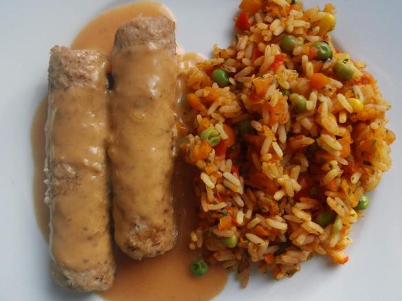 Cevapcici mit rotem Gemüsereis