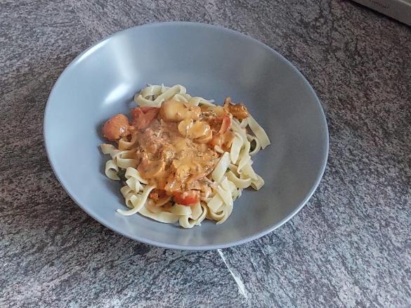 Bandnudeln mit schneller vegetarischer Tomatensauce a`la Mama