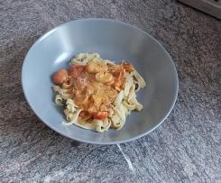 Bandnudeln mit schneller vegetarischer Tomatensauce a`la Mama