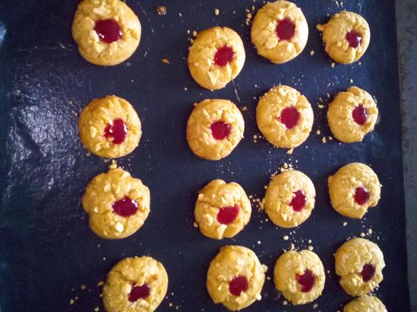 Erdnussbutter-Plätzchen mit Johannisbeergelee