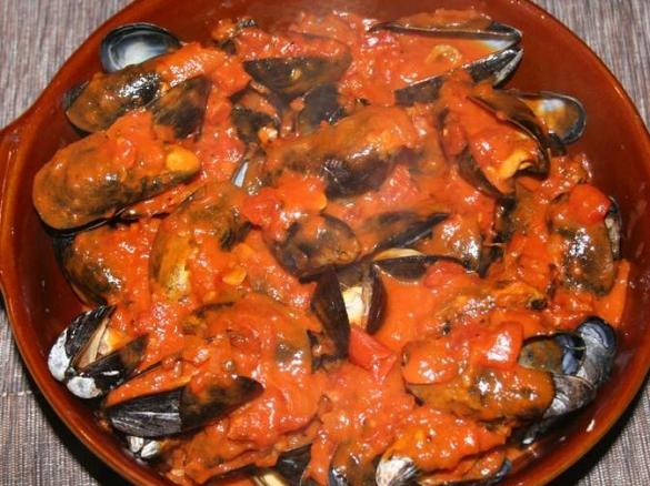 Variation von Miesmuscheln in Tomaten Weißweinsoße