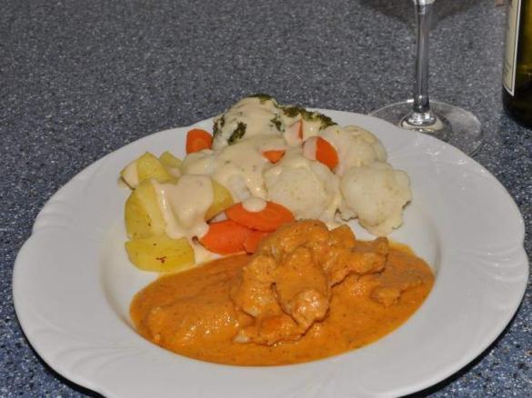 Schweine-Geschnezeltes an Blumkohl-Broccoli-Möhren-Gemüse