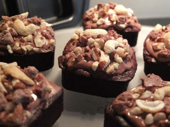 Schoko-Brownies mit Schoko-Nuss-Topping