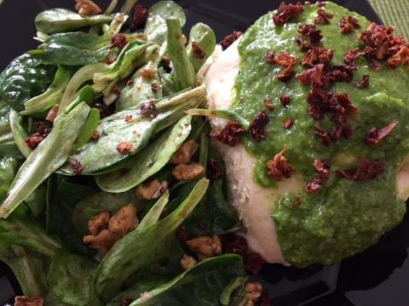 Herzhafter Germknödel mit Ziegenkäse und Rukolapesto