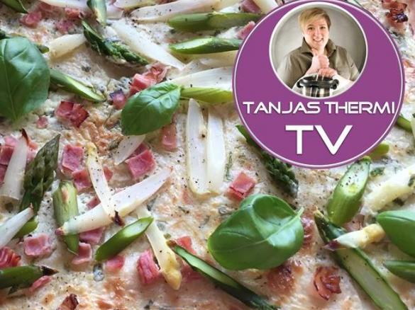 Flammkuchen mit weißem und grünem Spargel
