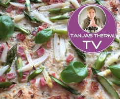 Flammkuchen mit weißem und grünem Spargel