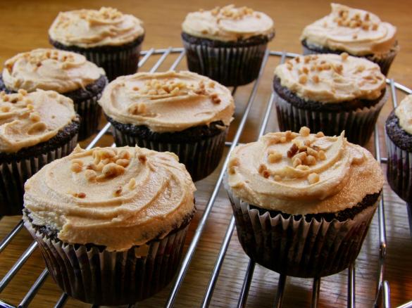 Schoko-Cupcakes mit Erdnussbuttercreme Topping