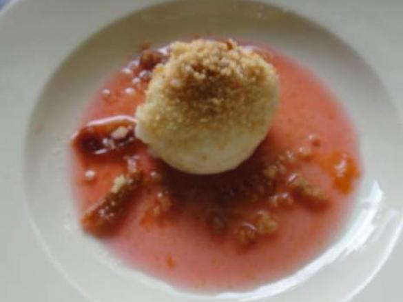 Zwetschgenknödel aus Quark-Öl-Teig