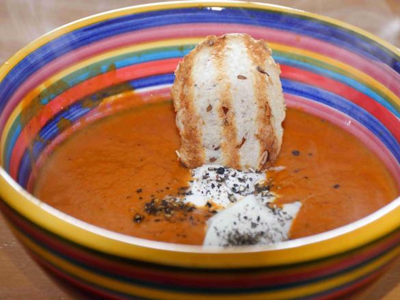 Suppe aus geröstetem Paprika mit Pfeffercreme