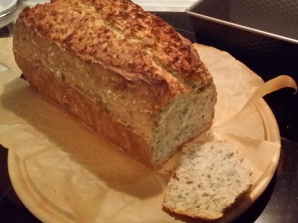 Variation von Dinkelbrot mit Körnern, Sesam, Chia Samen