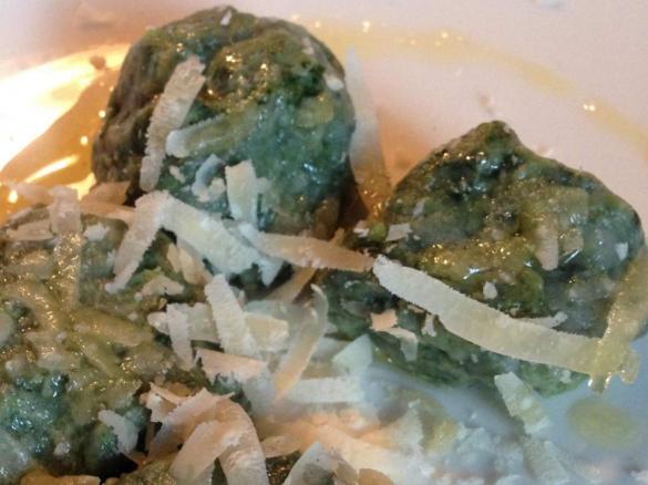 Gnocchi di spinaci mit Salbeibutter und Parmesan