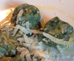 Gnocchi di spinaci mit Salbeibutter und Parmesan