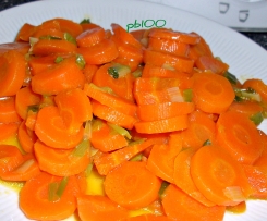 Variation von Möhrengemüse mit Frühlingszwiebeln