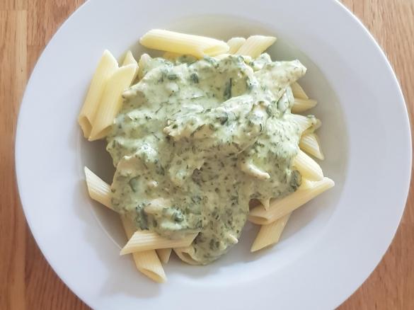 Hähnchengeschnetzeltes in Spinat-Sahne-Soße und Nudeln