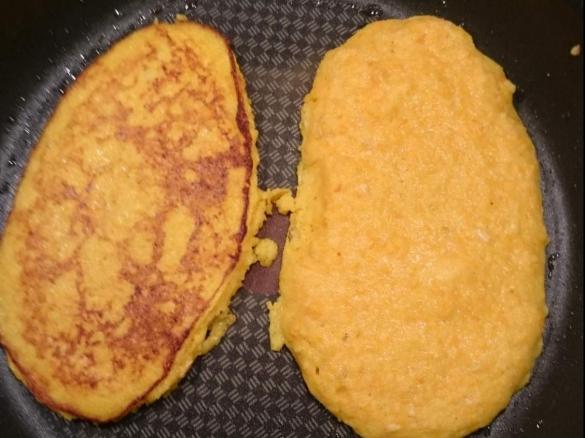 Kartoffelpfannkuchen mit Hokaidokürbis. 