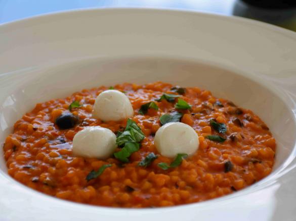 Mediterranes Tomaten-Risotto mit Büffelmozzarella und Oliven