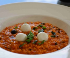 Mediterranes Tomaten-Risotto mit Büffelmozzarella und Oliven