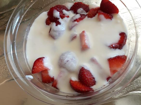 Cognac-Ei-Creme - köstlich zu Erdbeeren