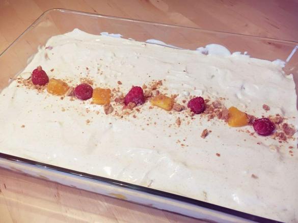 Trifle mit Himbeeren, Mango und Kardamomcreme