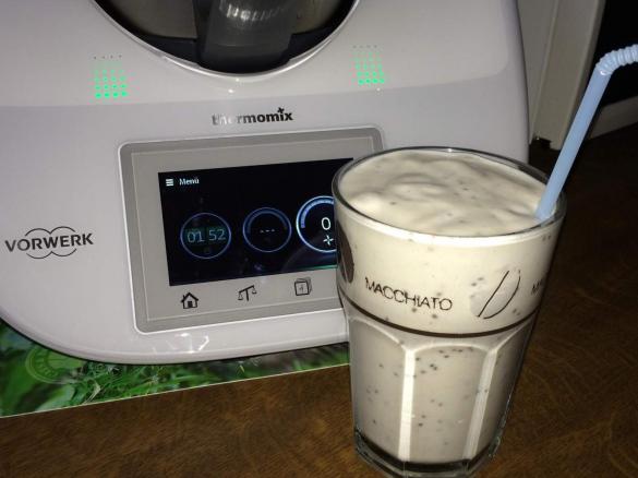 Fluffiger Bananen Chia Shake