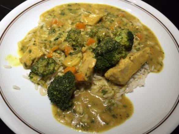 Mildes Thai-Curry mit Brokkoli + Reis