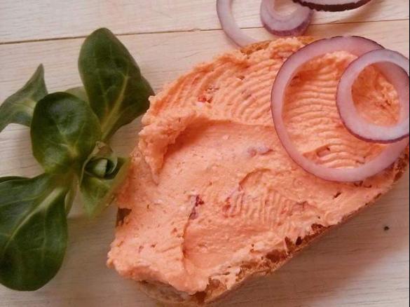 Knoblauch-Schafskäsecreme mit Sambal Oelek