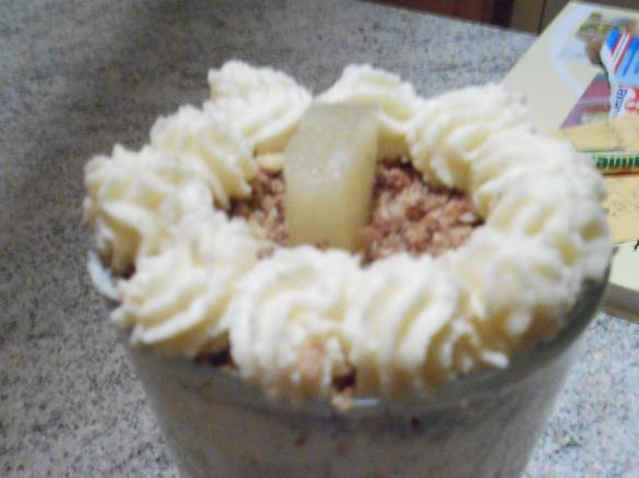 Dessert mit Weihnachtsplätzchenbrösel