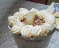 Dessert mit Weihnachtsplätzchenbrösel