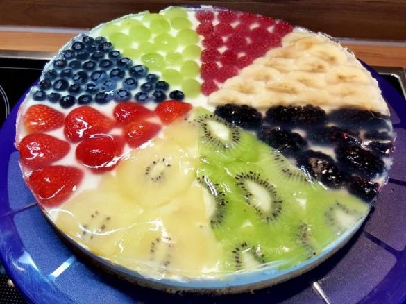 Cremiger, bunter Obstkuchen