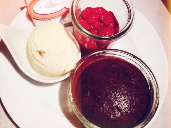 Kleiner warmer Schokoladenkuchen mit flüssigem Kern