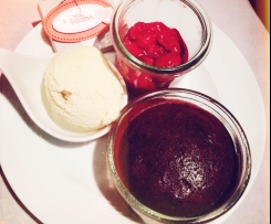 Kleiner warmer Schokoladenkuchen mit flüssigem Kern