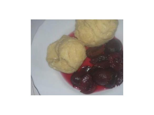 Hefeklöße mit eingemachten Pflaumen und ausgelassenem Speck