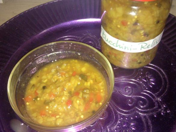 Zucchini-Relish, süß-scharfe stückige Sauce zu Gegrilltem