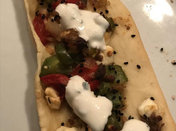 Pizza Schiffchen mit Gemüse und Feta