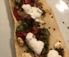 Pizza Schiffchen mit Gemüse und Feta