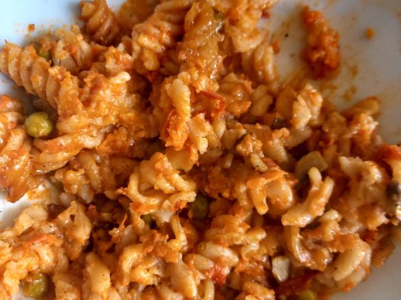 Nudelauflauf mit Tomatensauce, Champignons und Erbsen