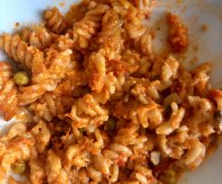 Nudelauflauf mit Tomatensauce, Champignons und Erbsen