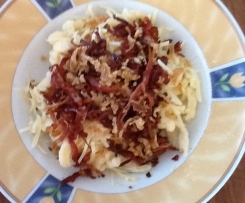 Käsespätzle mit Röstzwiebeln und gebratenem Speck