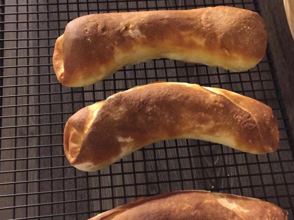 Wienerle im Laugenteig