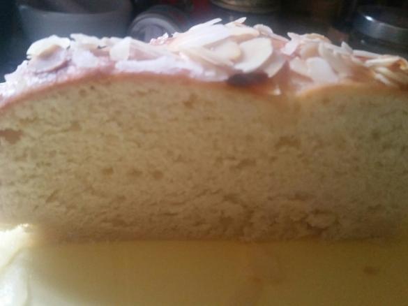 Hefezopf mit Mandelblättchen