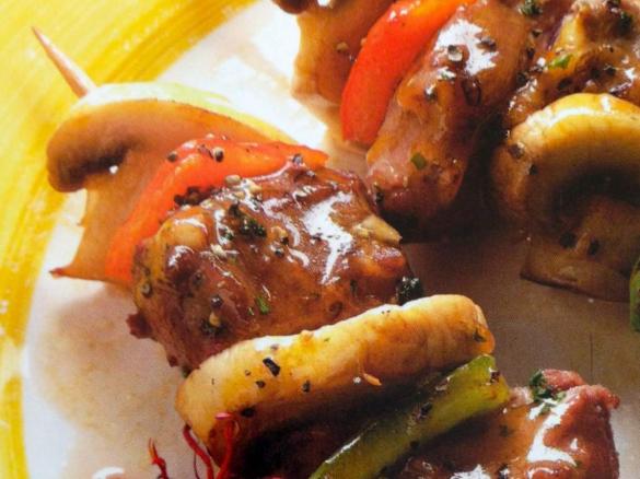 Grillspieße mit Rindfleisch, Paprika und Pilzen