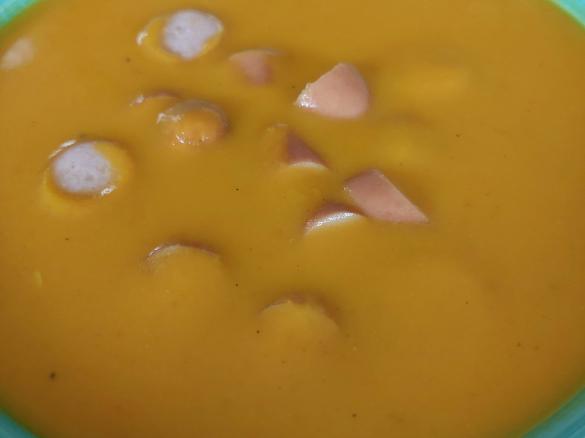 Kürbiscremesuppe mit Würstcheneinlage