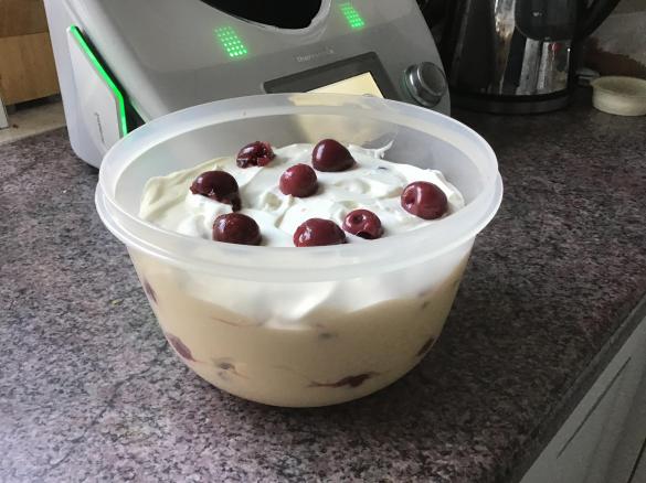 Quarkspeise mit Kirschen
